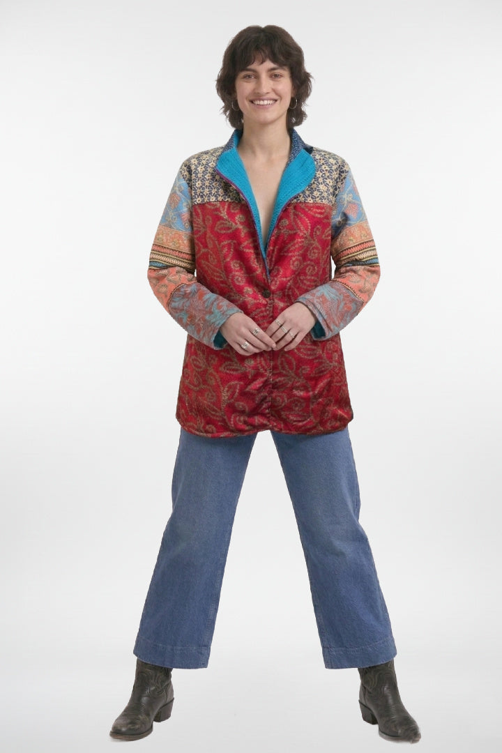 Blazer artesanal reversible con estampado combinado.