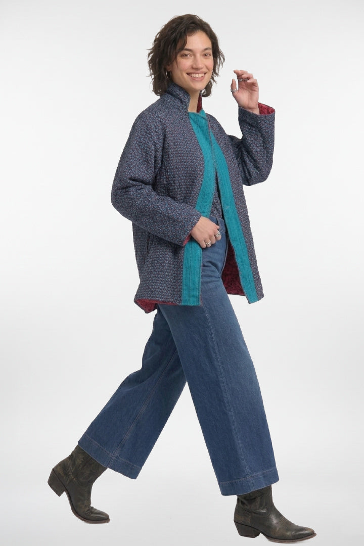 Blazer artesanal reversible con estampado combinado.