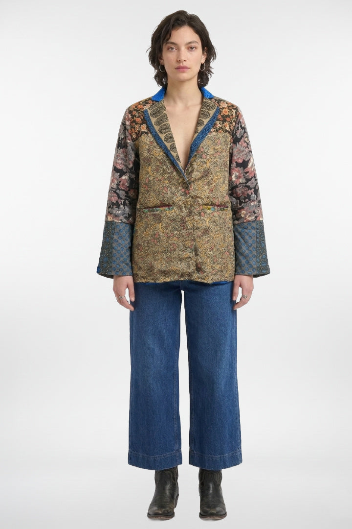 Blazer artesanal reversible con estampado combinado.