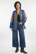 Blazer artesanal reversible con estampado combinado.