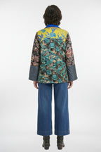 Blazer artesanal reversible con estampado combinado.