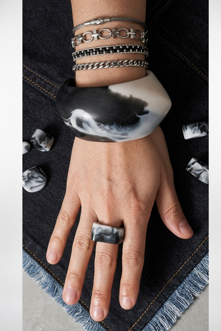 Brazalete grueso en blanco y negro