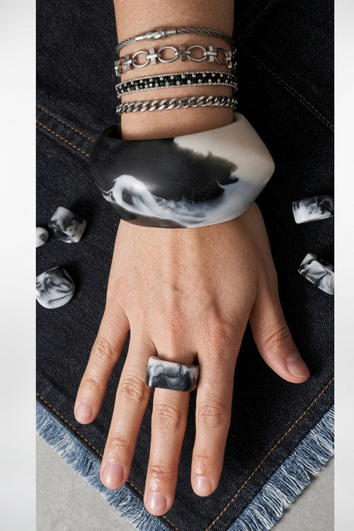 Brazalete grueso en blanco y negro