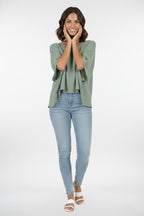 Top de lino con hombros caídos