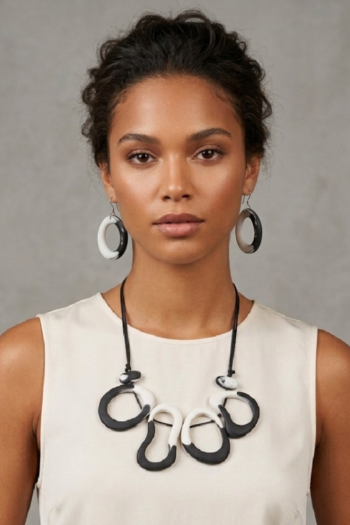 Organic Necklace Black & White