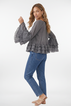 Blusa con volantes y hombros descubiertos